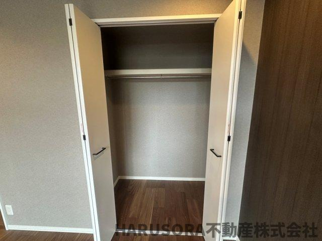 大東市緑が丘　3階建の収納