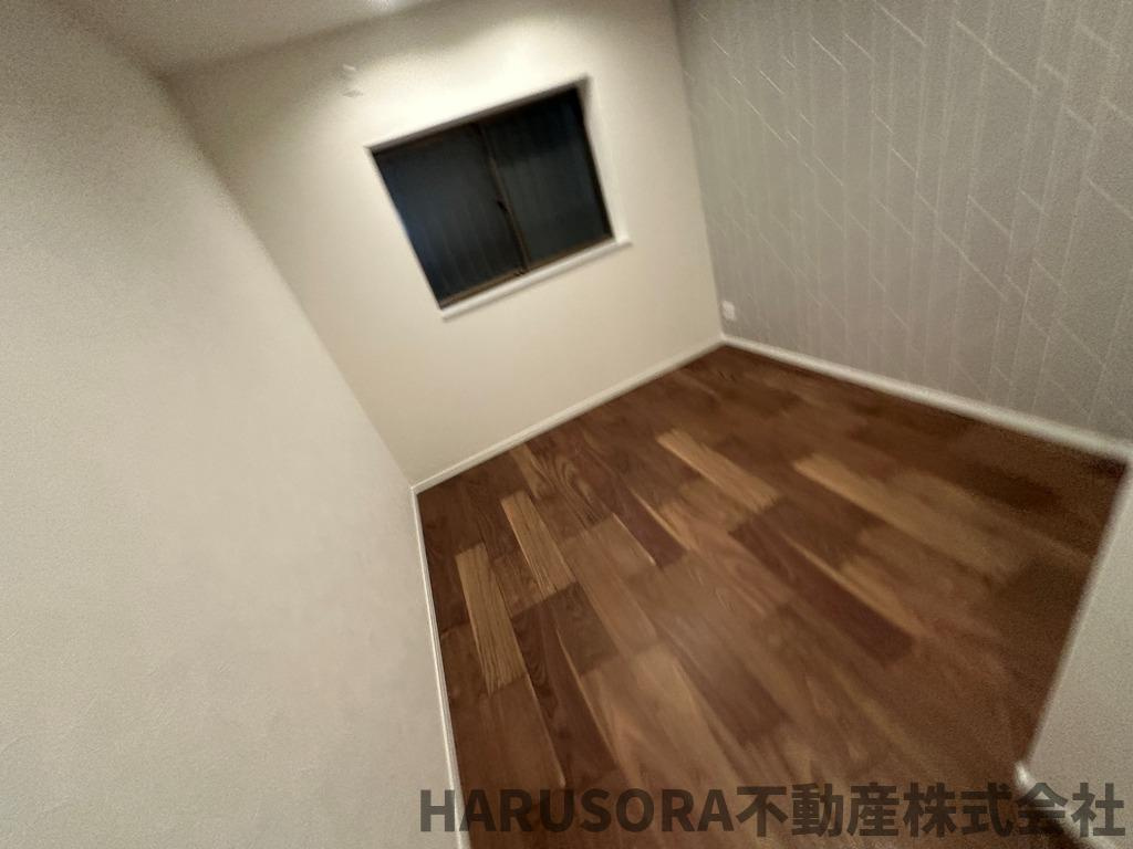 大東市緑が丘　3階建の洋室