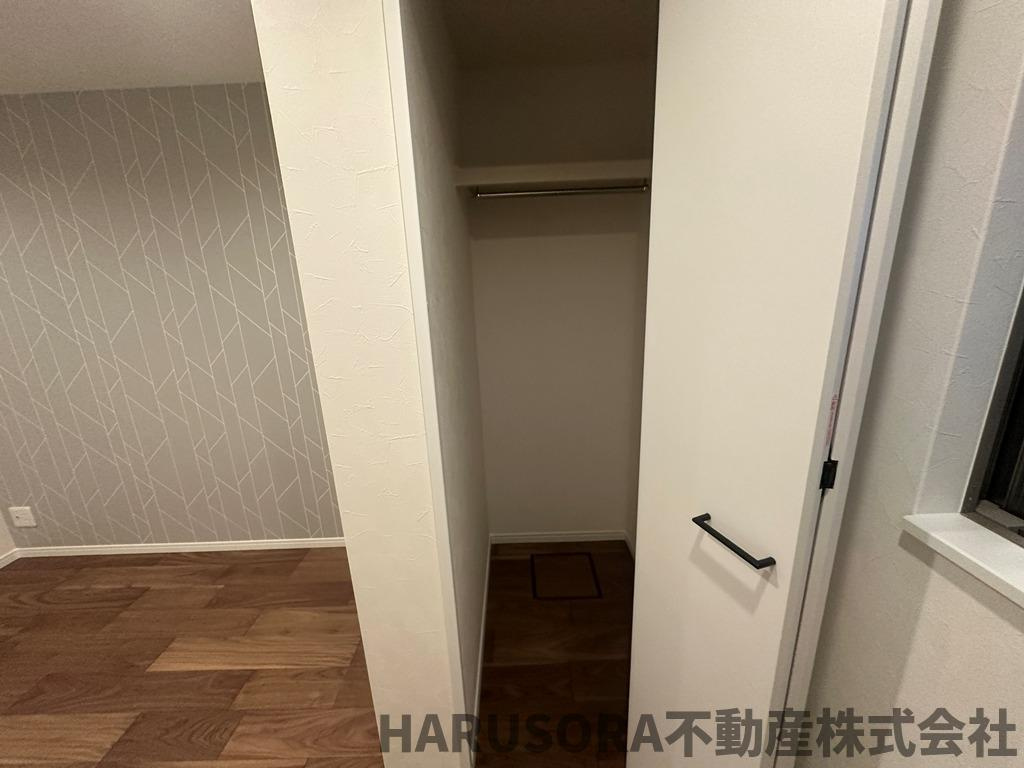 大東市緑が丘　3階建の収納