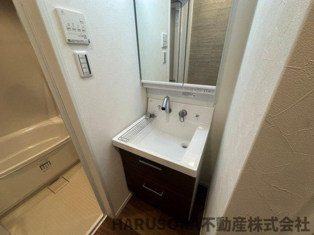 大東市緑が丘　3階建の独立洗面台