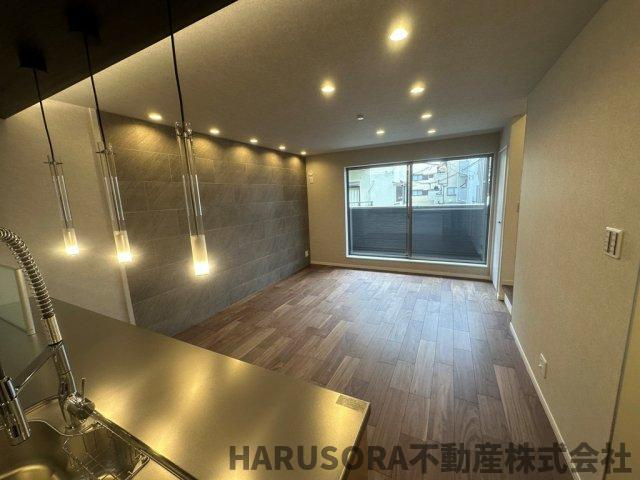 大東市緑が丘　3階建の居間・リビング