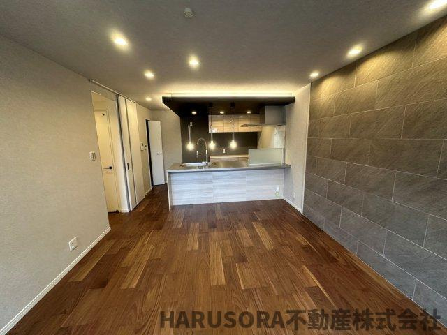 大東市緑が丘　3階建の居間・リビング