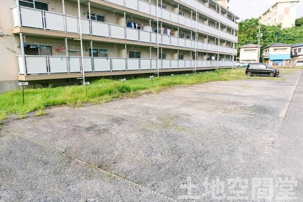 ビレッジハウス則松5号棟の駐車場