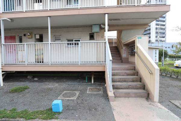 ビレッジハウス則松2号棟のエントランス