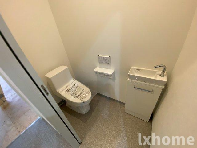 吹田市山田東店4丁目舗のトイレ|ゆったりとした空間のトイレです