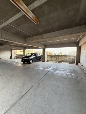 ハウスミエの駐車場