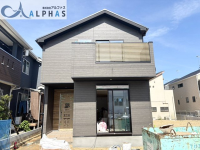 【外観】 | 明石市魚住町錦が丘一丁目　新築戸建 | ◆前面道路幅員約7ｍ以上ある為、駐車がしやすい♪
◆駐車並列3台駐車可能♪※車種による