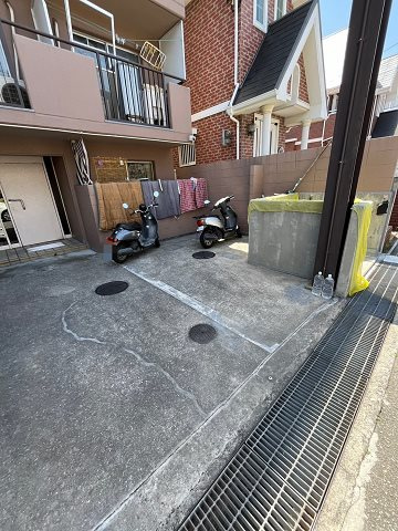 ダイドーメゾン塚口の駐車場