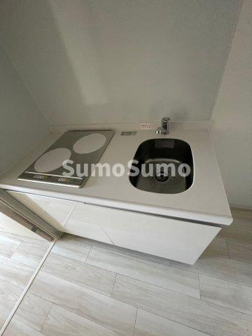 ファーストフィオーレ神戸湊町のキッチン|コンパクトなキッチンで掃除もラクラク