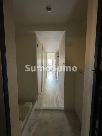 ファーストフィオーレ神戸湊町の玄関|収納もある玄関です