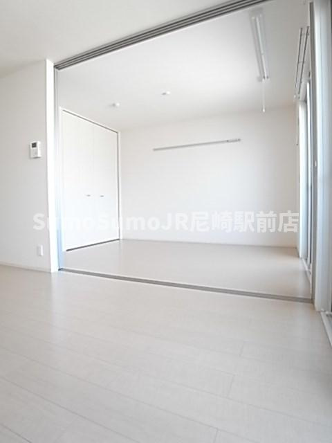 ナイスコートⅡの居間・リビング|こちらの居間で趣味の時間をお楽しみください