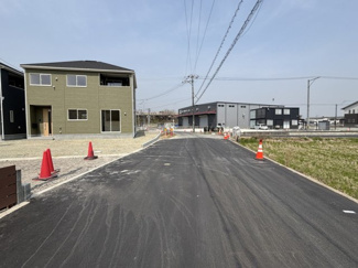 【前面道路含む現地写真】 | 新築　クレイドルガーデン玉島阿賀崎第11　全3棟 | 前面道路は東側で幅員約6.3ｍの公道です。