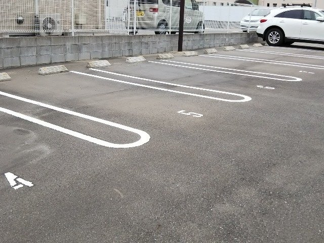 福岡市東区三苫４丁目のアパートの駐車場