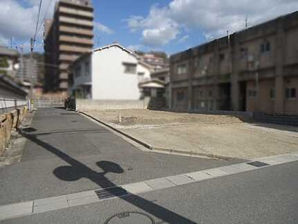 呉市阿賀中央7丁目　新築一戸建ての前面道路含む現地写真