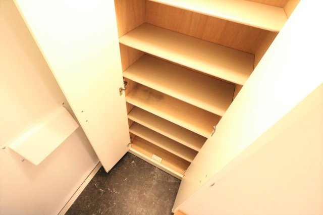 レオパレスカルナックの玄関