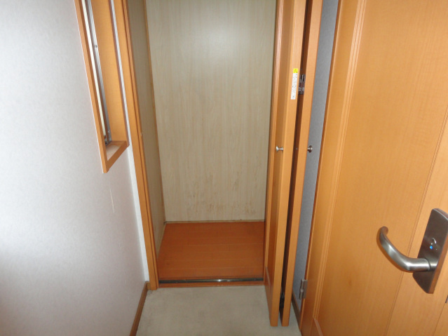 メゾンドフルール2の玄関