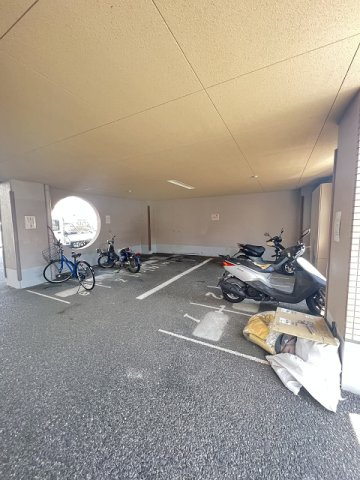 メルベールマウンテンヴィレッジのその他共用部分|駐車場があるので、車を買う予定の方も安心です