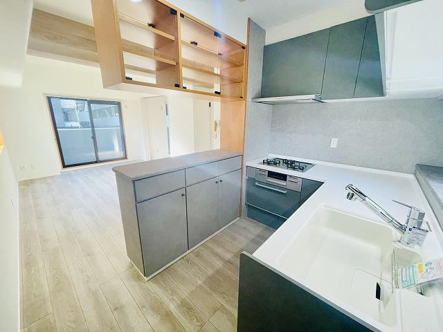 【キッチン】 | リファレンス天神南 | コの字型キッチンは、調理動線が短く、広い作業スペースと高い収納力が魅力です◎