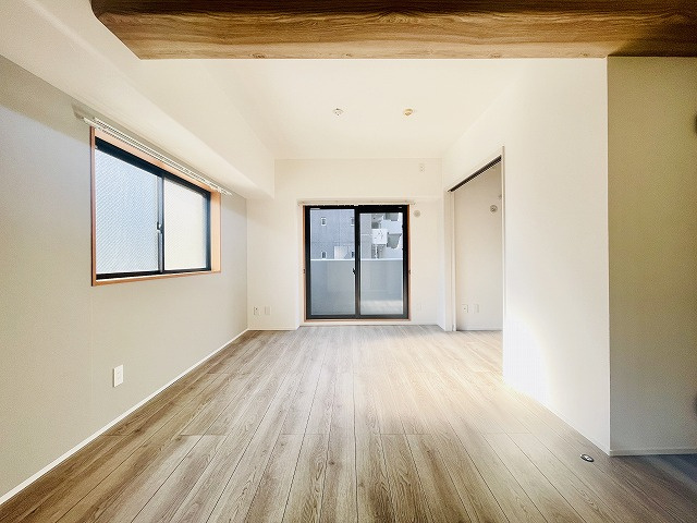 【居間・リビング】 | リファレンス天神南 | 自然光を取り込みやすい二面採光で明るいLDKです