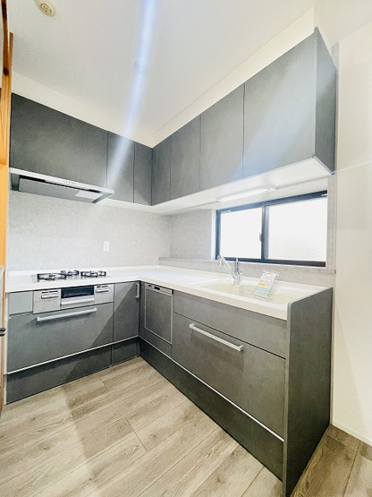 【キッチン】 | リファレンス天神南 | キッチンシンク側にも取り込み窓があるので、風通しが良くなりシンク周りのカビ対策にも有効です。