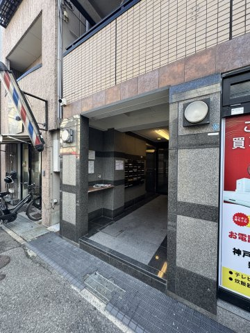 モダンアパートメント神戸新長田のエントランス