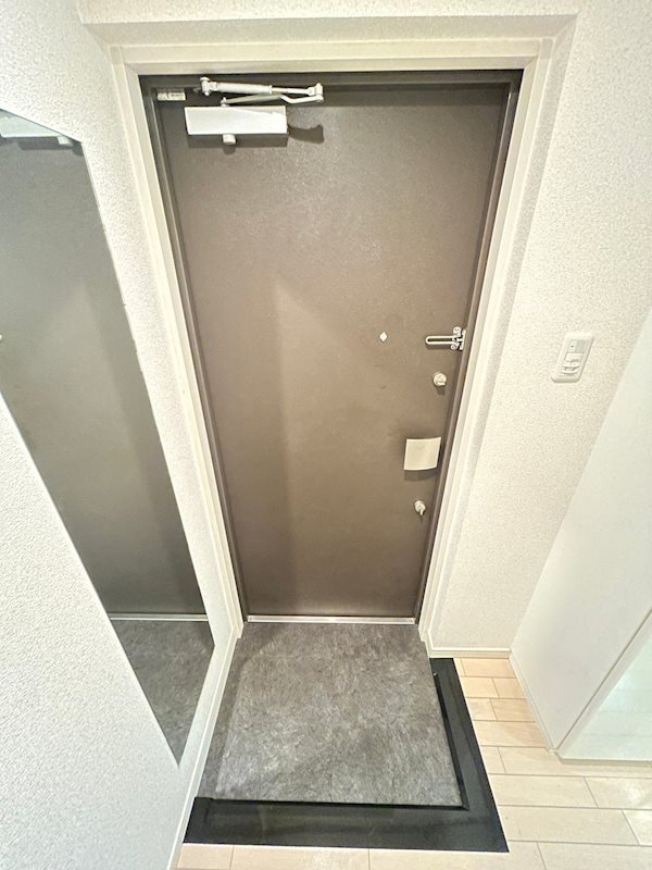 プレサンス三宮東アルバーナの玄関