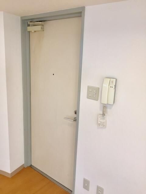 スガヤビルの玄関