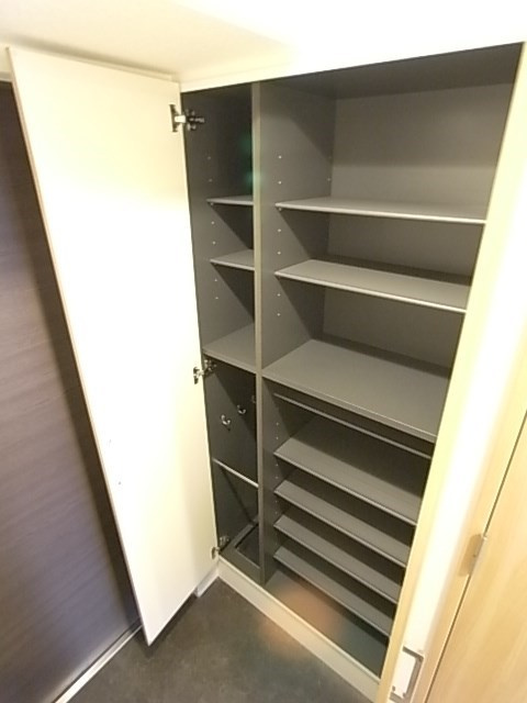 プレサンスみなと元町駅前の収納