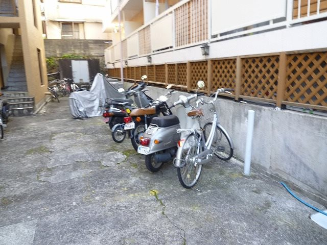 マンションカザミドリの外観