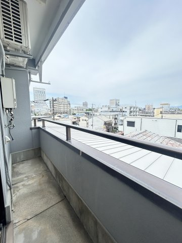ホワイトパレスのバルコニー|バルコニーからの眺めを楽しみながら食事をしませんか