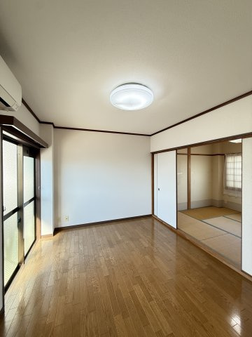 ホワイトパレスの寝室|開放的な寝室です