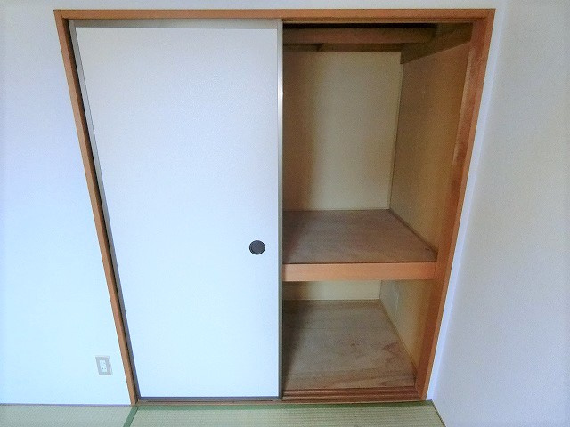 中野ハイムの収納|写真は同建物の別部屋を参考に掲載しております。