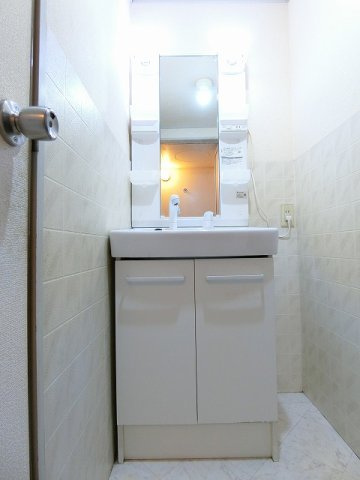 中野ハイムの独立洗面台|写真は同建物の別部屋を参考に掲載しております。