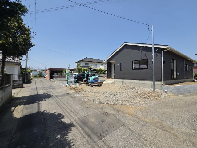 新築　桐生市広沢町第19　クレイドルガーデン　2号棟　の前面道路含む現地写真|現地写真　南側接道幅員約4.2ｍ　東側接道幅員約4ｍ	