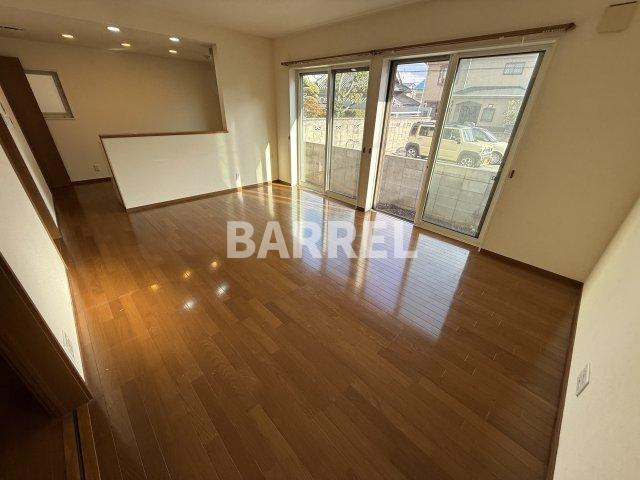 箕面市半町２丁目の一戸建ての居間・リビング