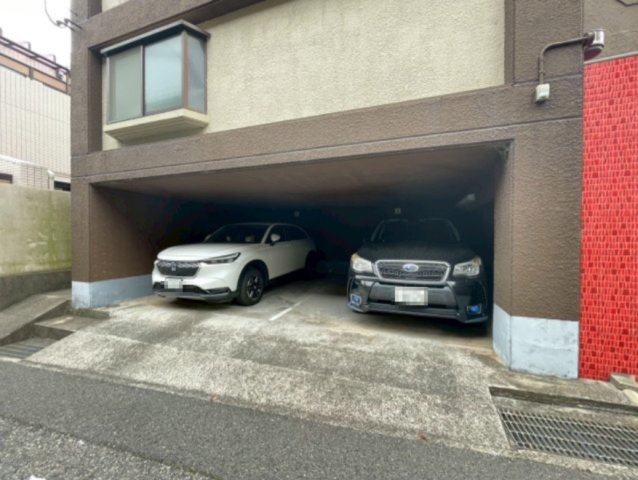 ベルシェ岡本の駐車場
