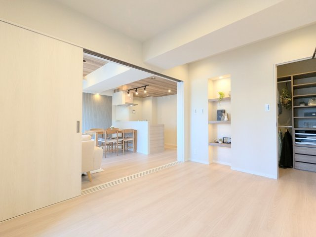 【寝室】 | イニシア墨田押上 | ～WIC付きの主寝室写真～