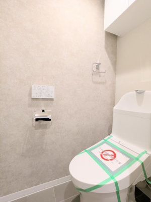 【トイレ】 | イニシア墨田押上 | ～吊戸棚付きのトイレ写真～