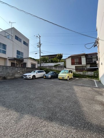 フルール須磨の駐車場