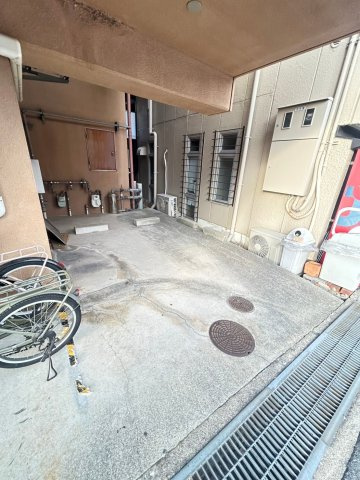 ヤマネビルの駐車場