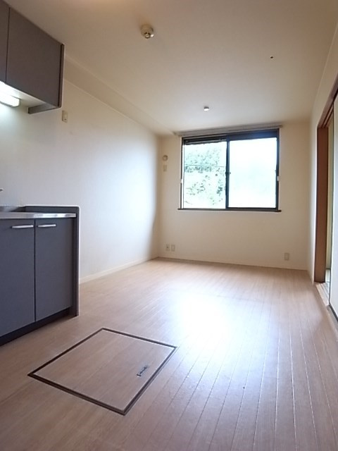 メゾン上町の居間・リビング|こちらのリビングで趣味の時間をお楽しみください