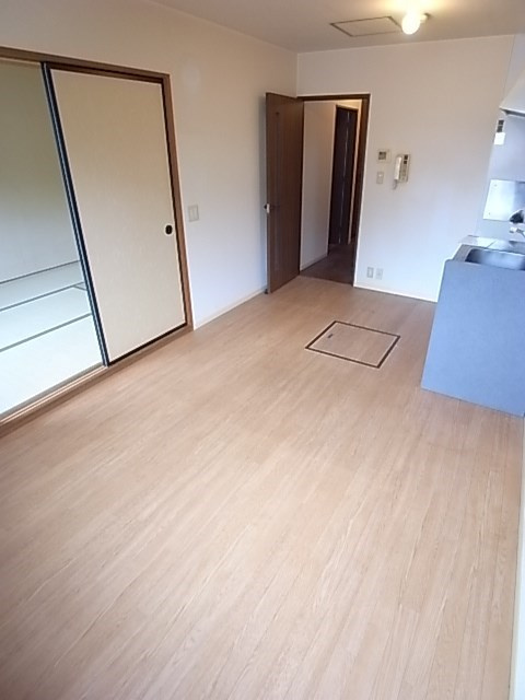 メゾン上町の居間・リビング|ゆったりとした居間です