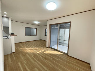 【居間・リビング】 | 長後駅４分藤沢市高倉１棟☆３ＬＤＫ＋Ｓフルリフォーム中古戸建 | 約１６．７帖、サンルーム約３帖