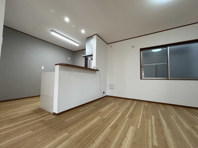 【居間・リビング】 | 長後駅４分藤沢市高倉１棟☆３ＬＤＫ＋Ｓフルリフォーム中古戸建 | 約１６．７帖、サンルーム約３帖