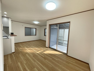【居間・リビング】 | 長後駅４分藤沢市高倉１棟☆３ＬＤＫ＋Ｓフルリフォーム中古戸建 | 約１６．７帖、サンルーム約３帖