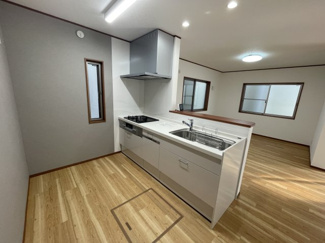 【キッチン】 | 長後駅４分藤沢市高倉１棟☆３ＬＤＫ＋Ｓフルリフォーム中古戸建 | 床下収納庫あり