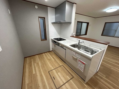 【キッチン】 | 長後駅４分藤沢市高倉１棟☆３ＬＤＫ＋Ｓフルリフォーム中古戸建 | 床下収納庫あり