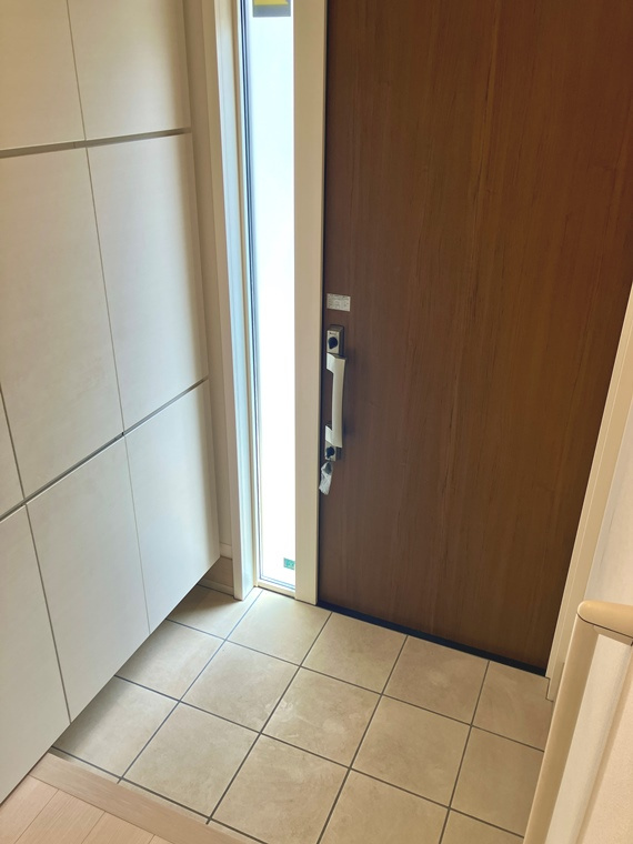鶴瀬西戸建の玄関