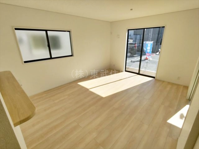 【居間・リビング】 | 比企郡吉見町東野第２０　全３棟　２号棟 | ご家族が自然と集まるリビングです