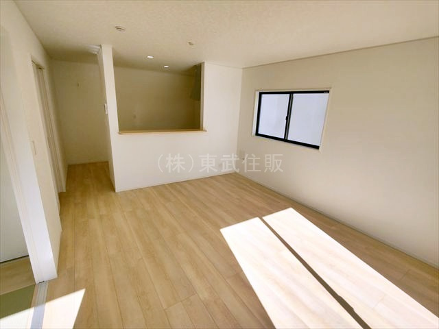 【居間・リビング】 | 比企郡吉見町東野第２０　全３棟　２号棟 | 広々としたリビングは15.0帖の広さです